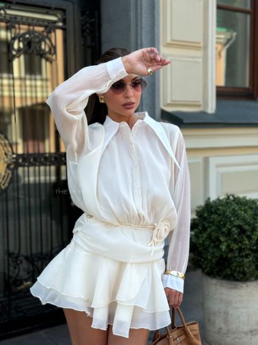 Бежевое шифоновое платье-блузка с розой