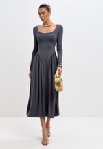 Платье с рукавами и драпировкой