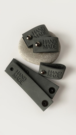 НОВИНКА Кожаные бирки с тиснением на кнопке "Hand Made"