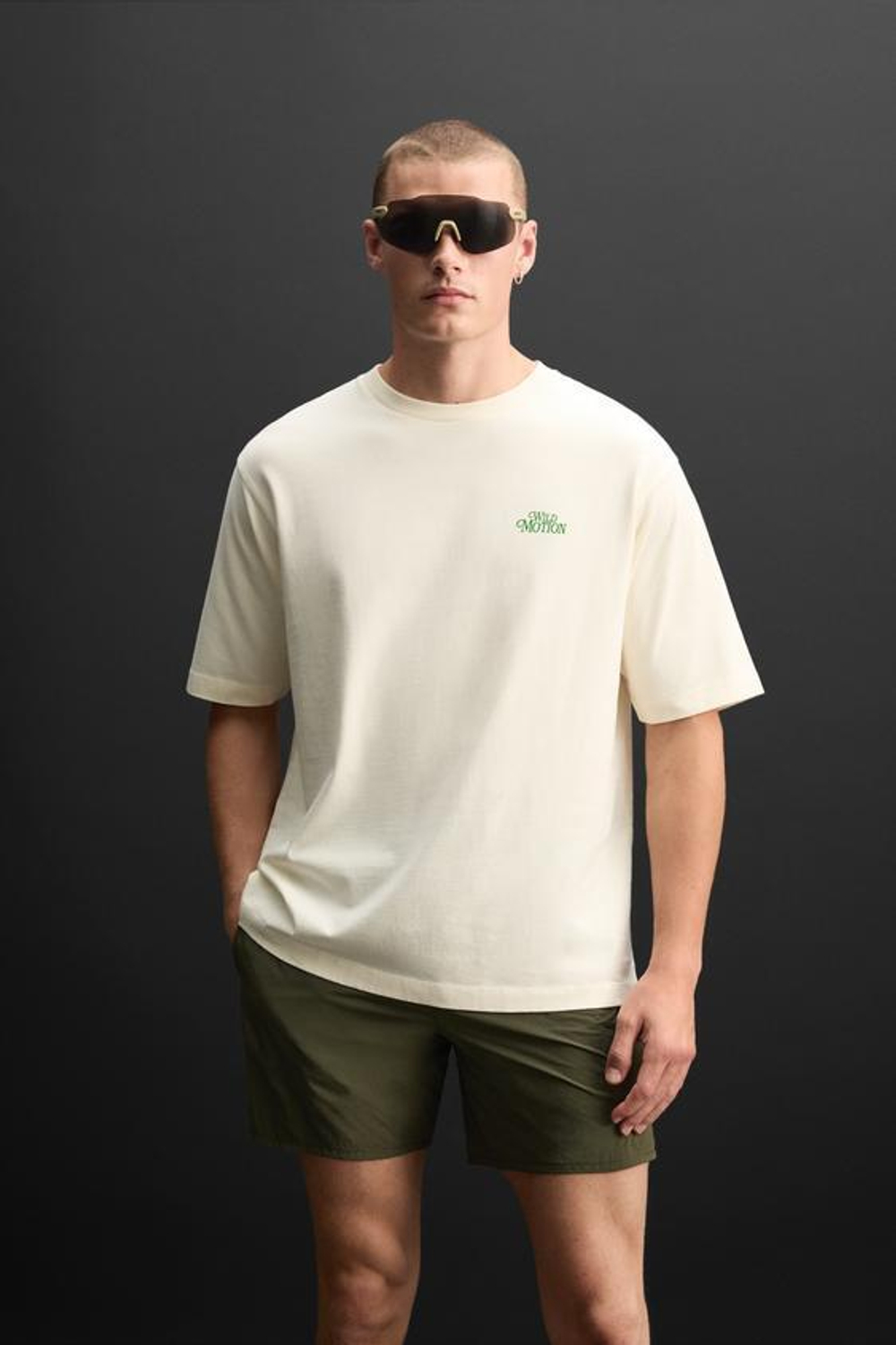 ZARA ФУТБОЛКА С КОНТРАСТНЫМ ПРИНТОМ, ЦВЕТ СЛИВОЧНОГО МАСЛА