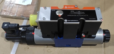 4WREE6V08-2X/G24K31/F1V - Пропорциональный распределитель с обратной связью по положению золотника со встроенным усилителем Ду6, F1 = 4-20 мА, номинальный расход 8 л/мин, схема V