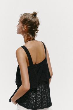 ZARA ТОП ИЗ АЖУРНОГО ТРИКОТАЖА С ВОЛАНОМ, ЧЕРНЫЙ
