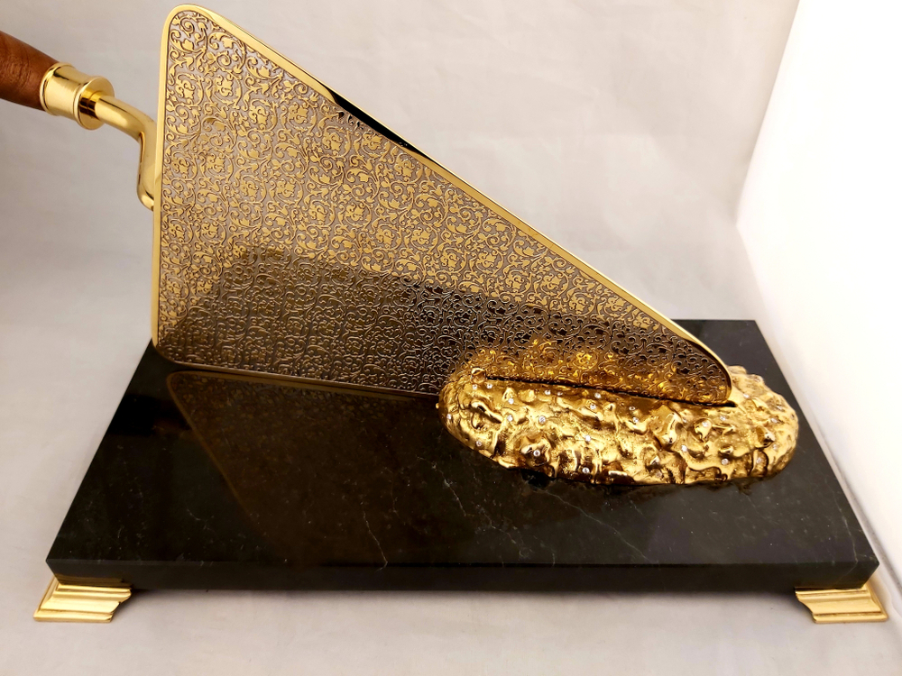 Подарок строителю "Мастерок" на долерите с фианитами