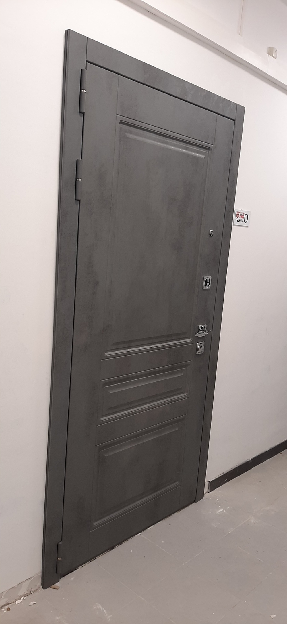 Входная металлическая дверь с зеркалом АСД Лира Бетон темный / Белый матовый