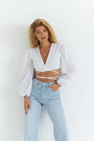 Блуза с завязками на талии из белого шитья
