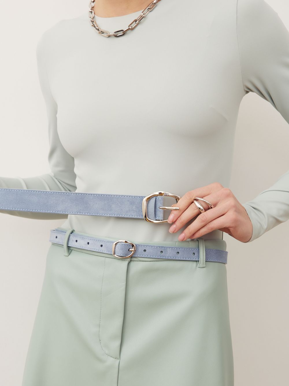 БАЗОВЫЙ ТОНКИЙ РЕМЕНЬ С МЯТОЙ ПРЯЖКОЙ ЗАМША ГОЛУБОЙ