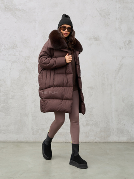 Удлиненный пуховик с меховым воротником цвета шоколад