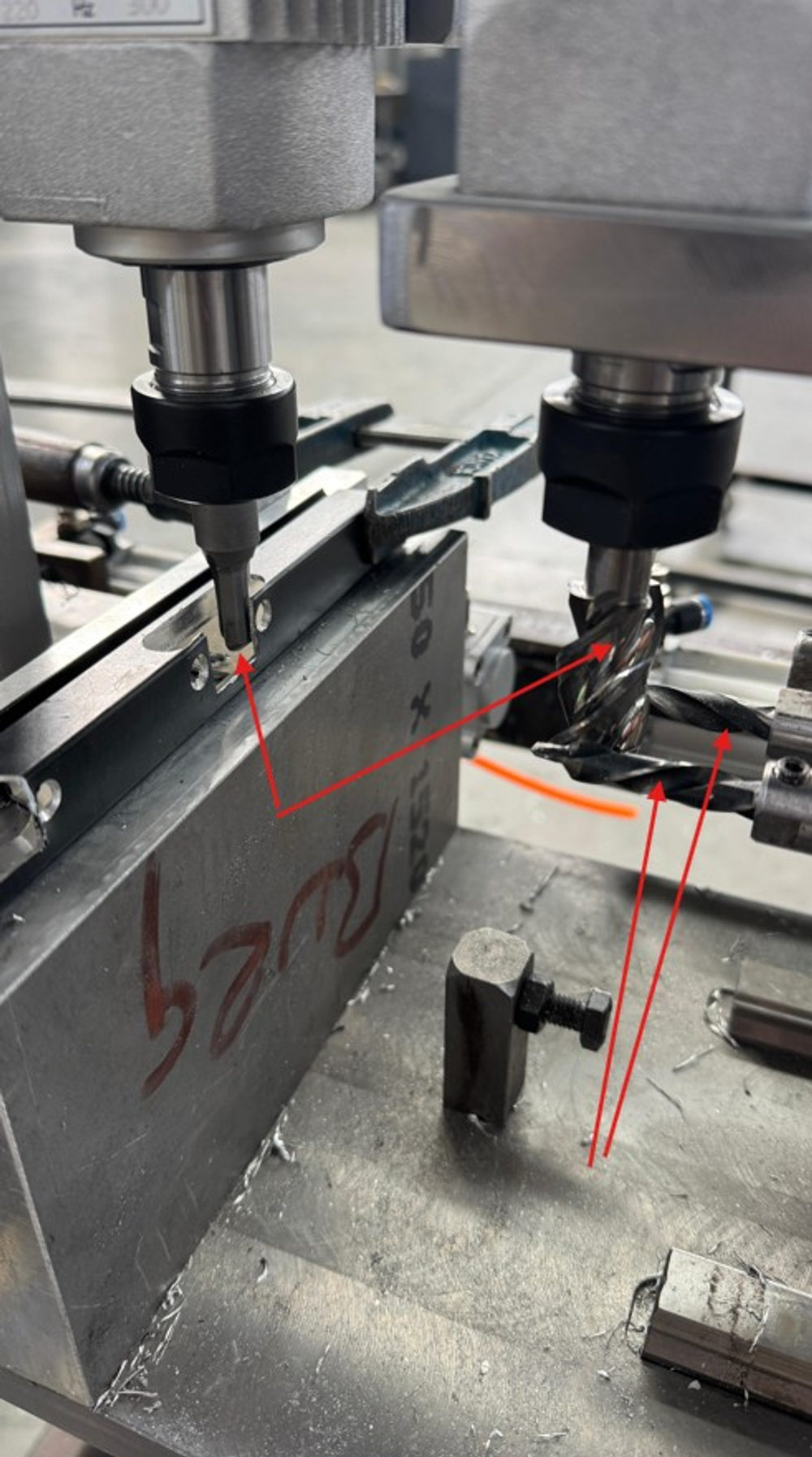 ПОЛНОСТЬЮ АВТОМАТИЧЕСКИЙ КОПИРОВАЛЬНО-ФРЕЗЕРНЫЙ СТАНОК ALUMCINCO-SUEDA С PLC УПРАВЛЕНИЕМ для создания отверстий под петли в алюминиевых мебельных фасадах