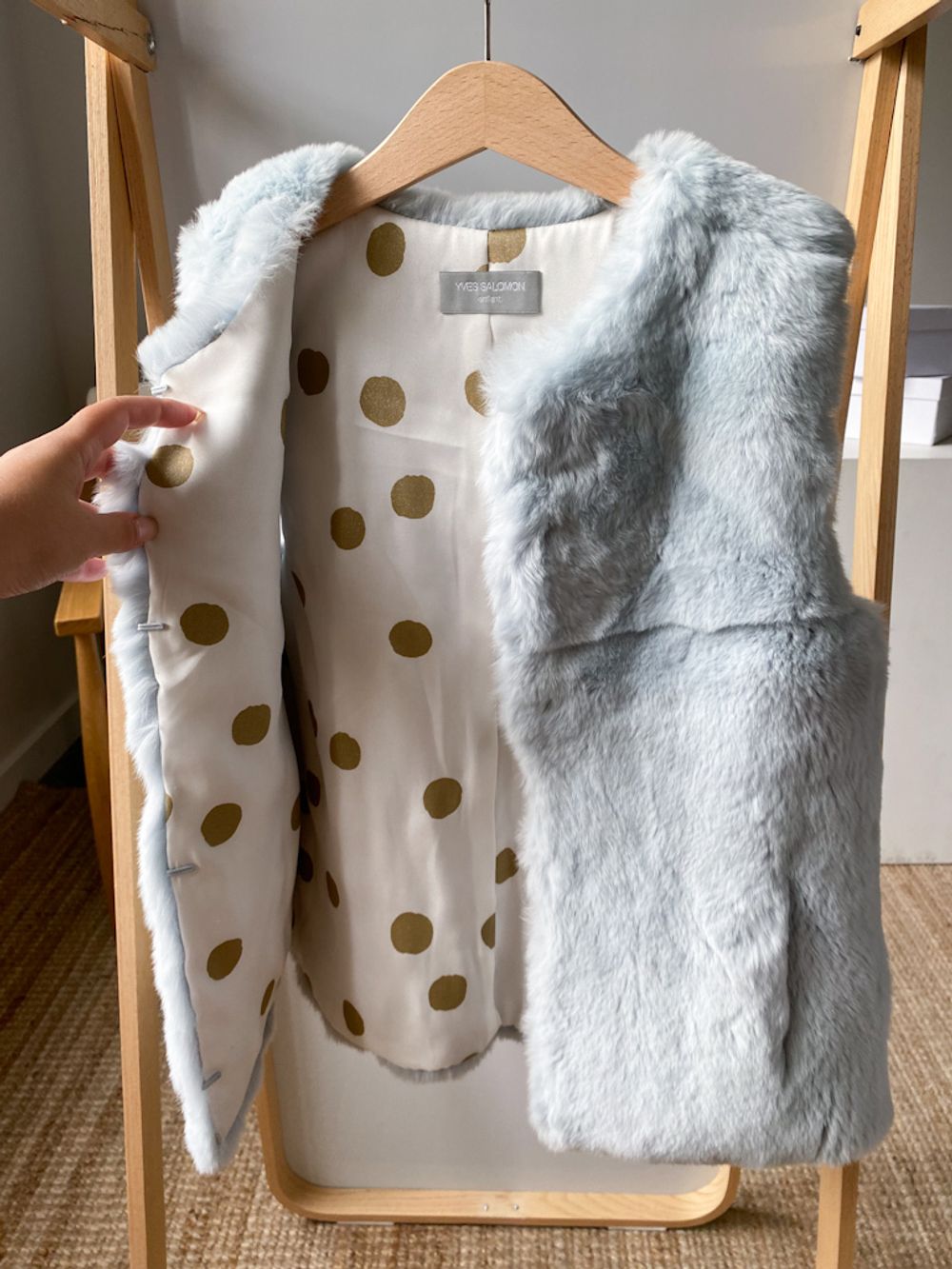 Жилет из меха кролика Yves Salomon, 140