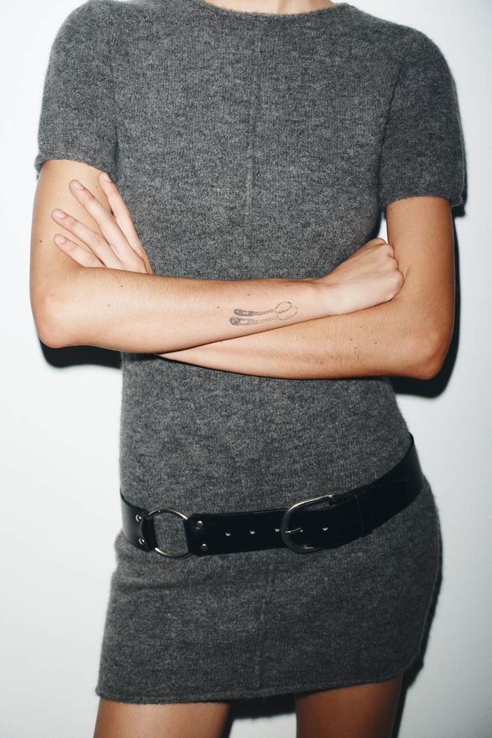 ZARA МЯГКОЕ ТРИКОТАЖНОЕ МИНИ-ПЛАТЬЕ С РЕЛЬЕФНЫМ ШВОМ, СЕРЫЙ МЕЛАНЖ