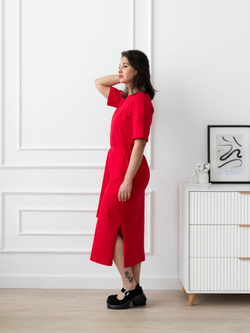 Платье спортивное с разрезами и поясом