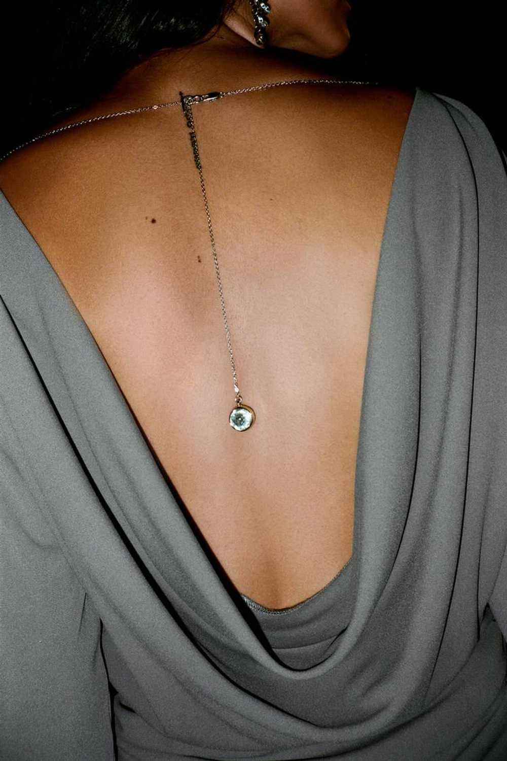 ZARA ТОП СО СБОРКАМИ, ОТКРЫТОЙ СПИНОЙ И УКРАШЕНИЕМ, СЕРЫЙ