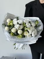 Букет из хризантемы, лизиантуса,орнитогалума, хелеборуса и эвкалипта