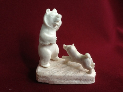 Медведь и лайка, миниатюра из кости