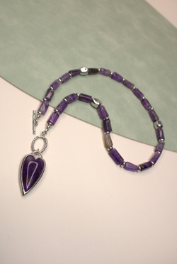 Колье-чокер с аметистом "Фиолетовое сердце"