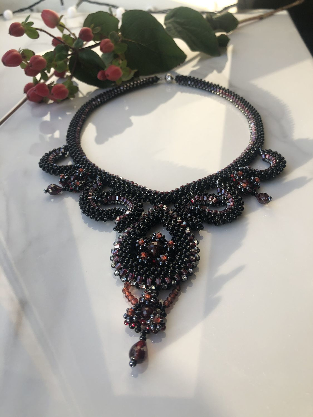 Колье "Восточная сказка" ручной работы из бисера с камнем гранат