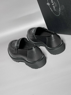 Лоферы Prada из кожи питона