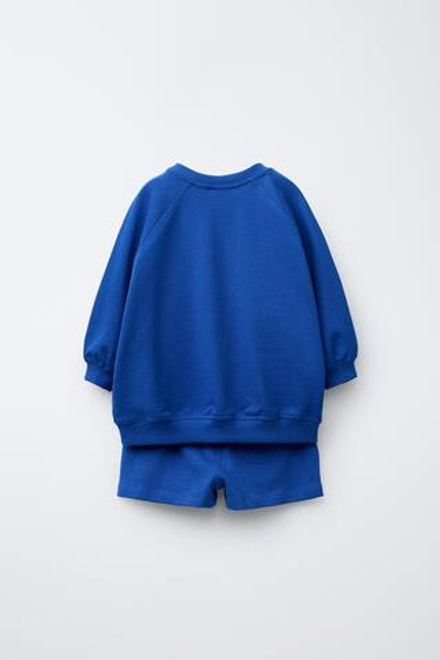 ZARA X CASA LAWA © КОМПЛЕКТ ИЗ ТОЛСТОВКИ ШОРТОВ-ДЖОГГЕРОВ С ПРИНТОМ, ЯРКО-СИНИЙ