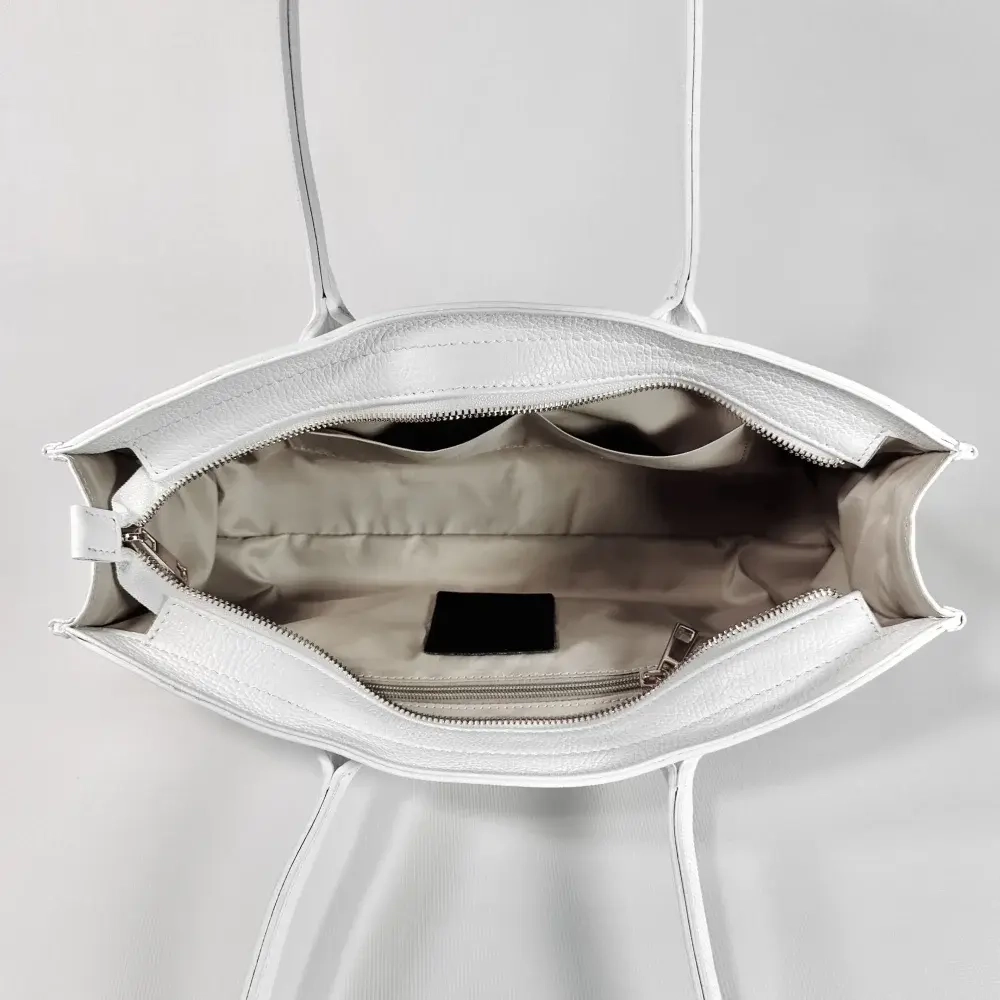 Женская сумка-багет из натуральной кожи белого цвета