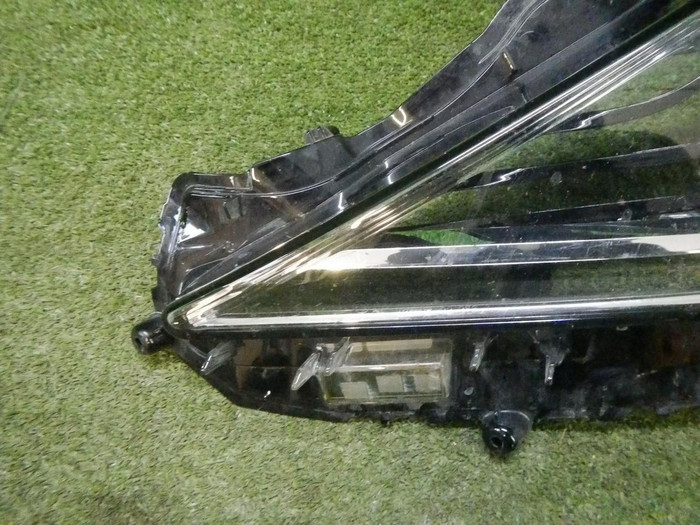 Стекло фары левое Toyota Camry xv70 (2020-н.в.)