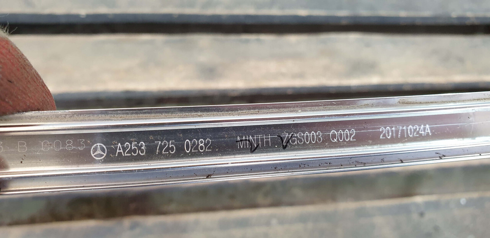 Молдинг двери передней правой MB GLC (X253) 15-нв Б/У Оригинал A2537250282