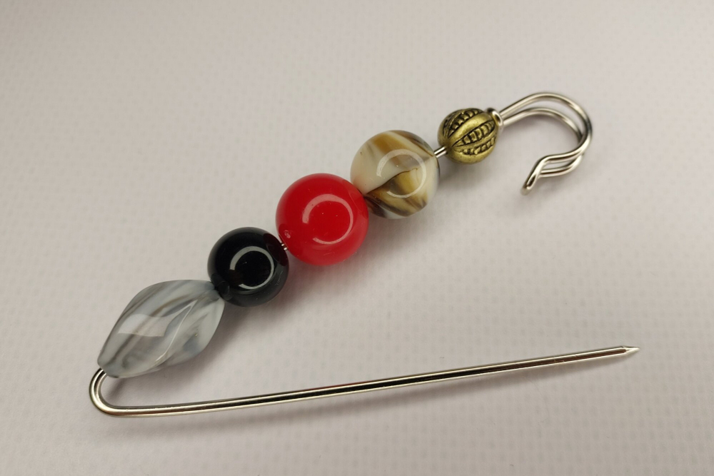 Булавка брошь "Цветные камешки" для кардигана,  пальто, платков, костюмов, одежды. .Цвет серый чёрный красный.