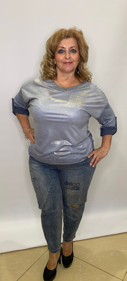 Синие джинсы-момы с выбелением и нашивками