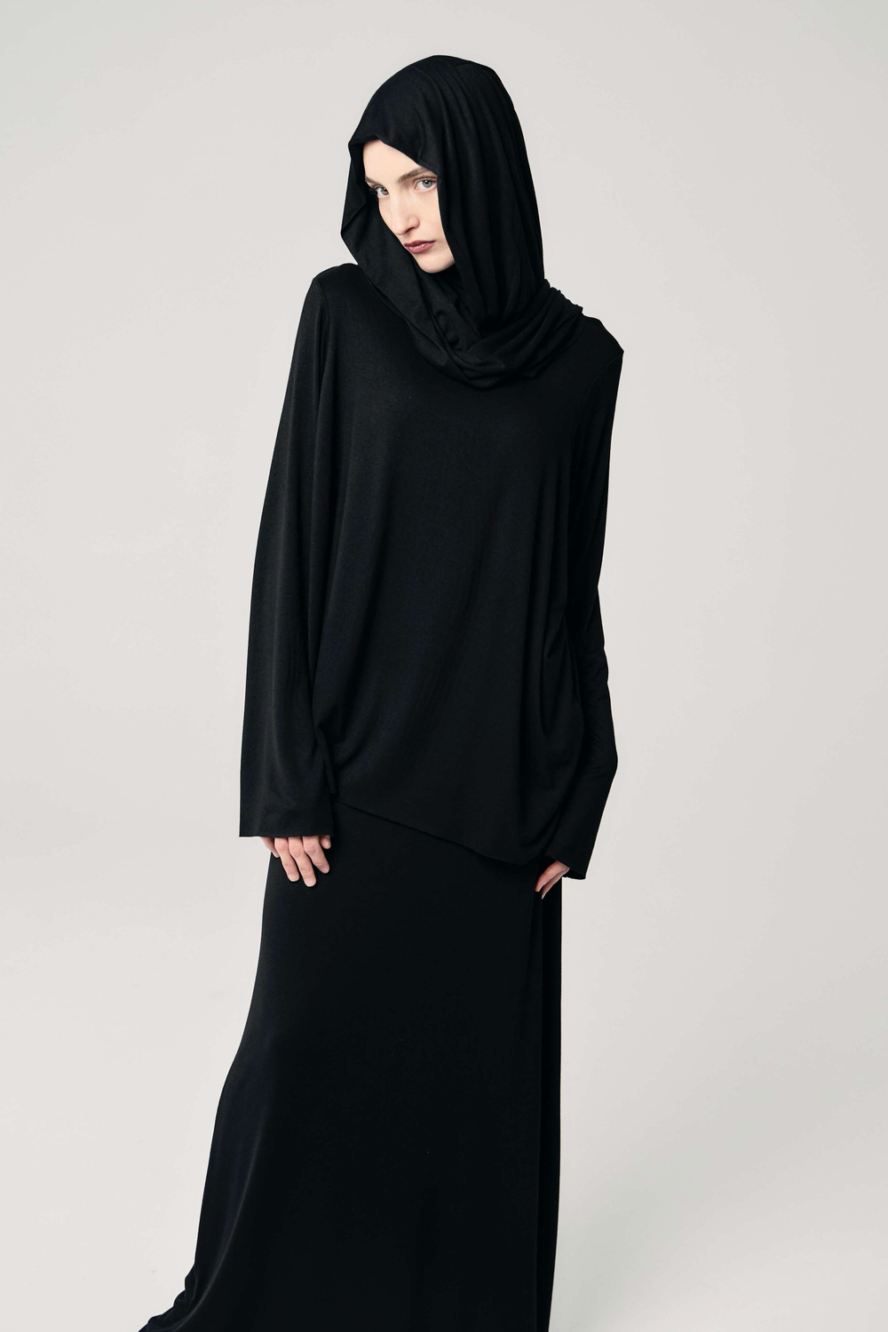 Лонгслив с капюшоном черный