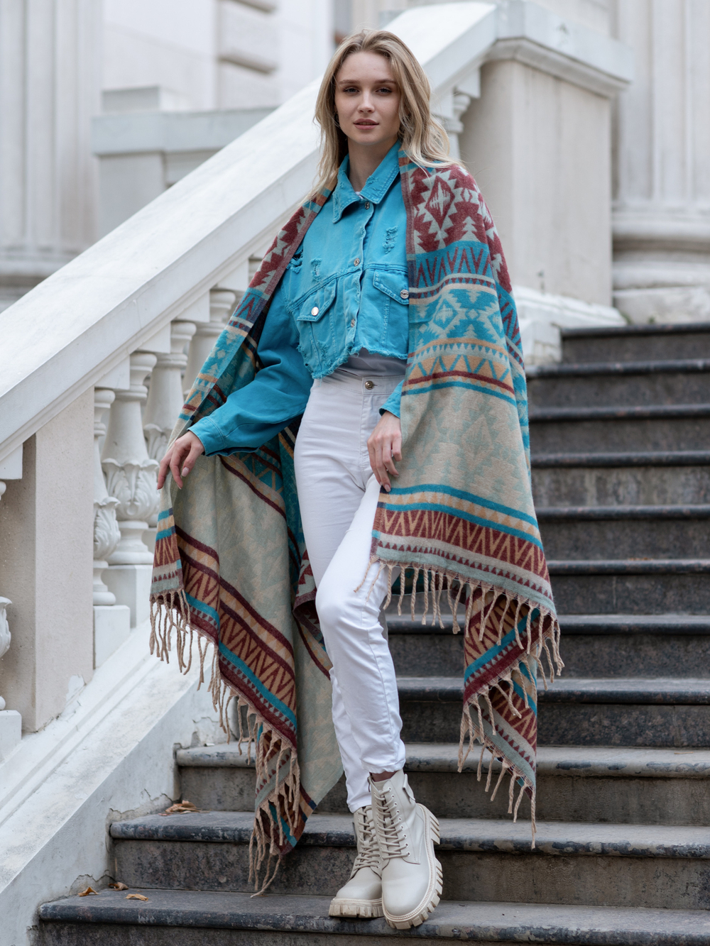 Теплый палантин с орнаментом