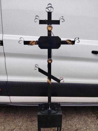 Металлический крест на тумбе с розами 9912