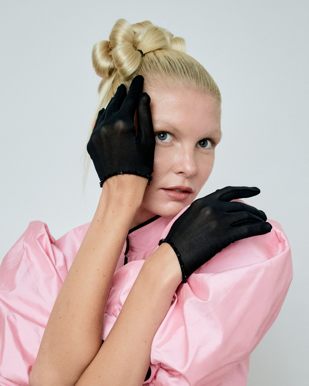 Перчатки из черной сетки с вырезом и декором по контуру