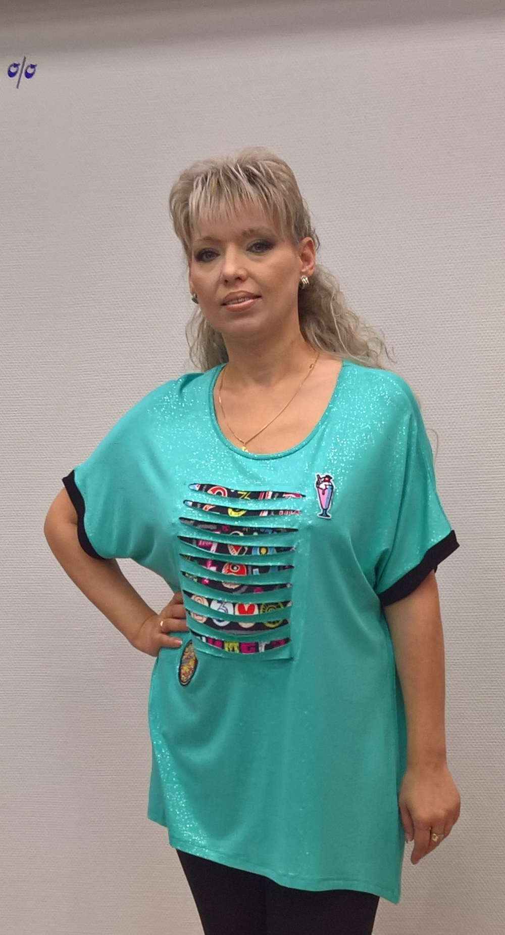 Салатовая футболка с прорезями и эмблемой