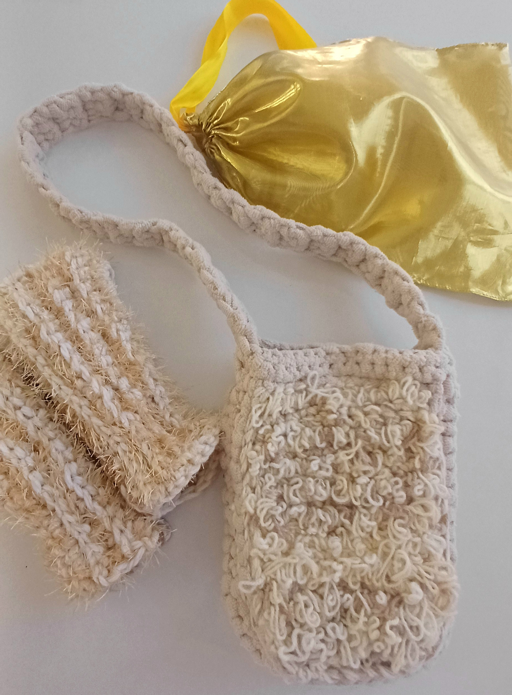 Вязаная сумочка и митенки