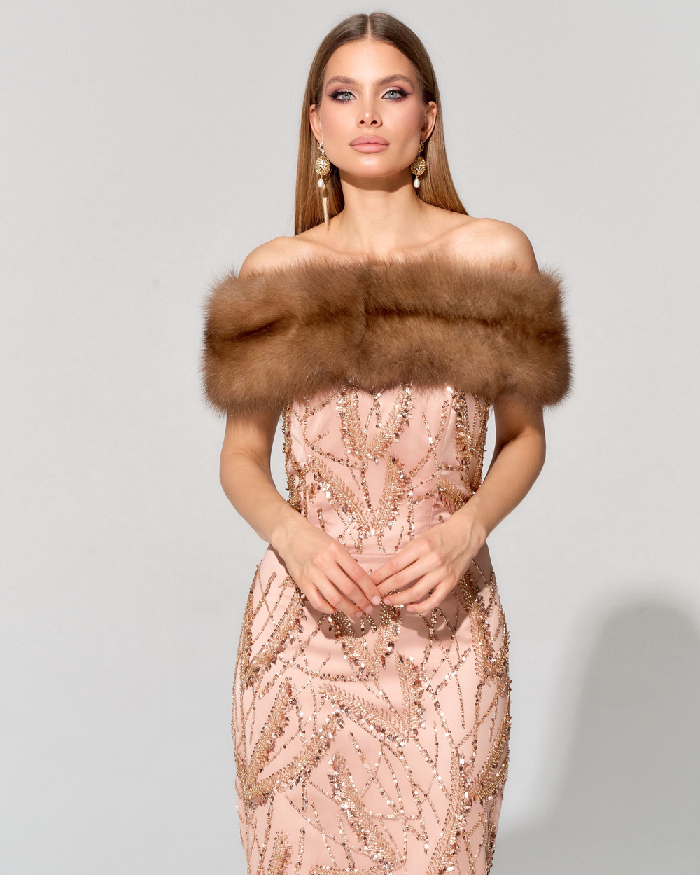 Корсетное платье Gold Star с вышивкой ручной работы и меховой отделкой