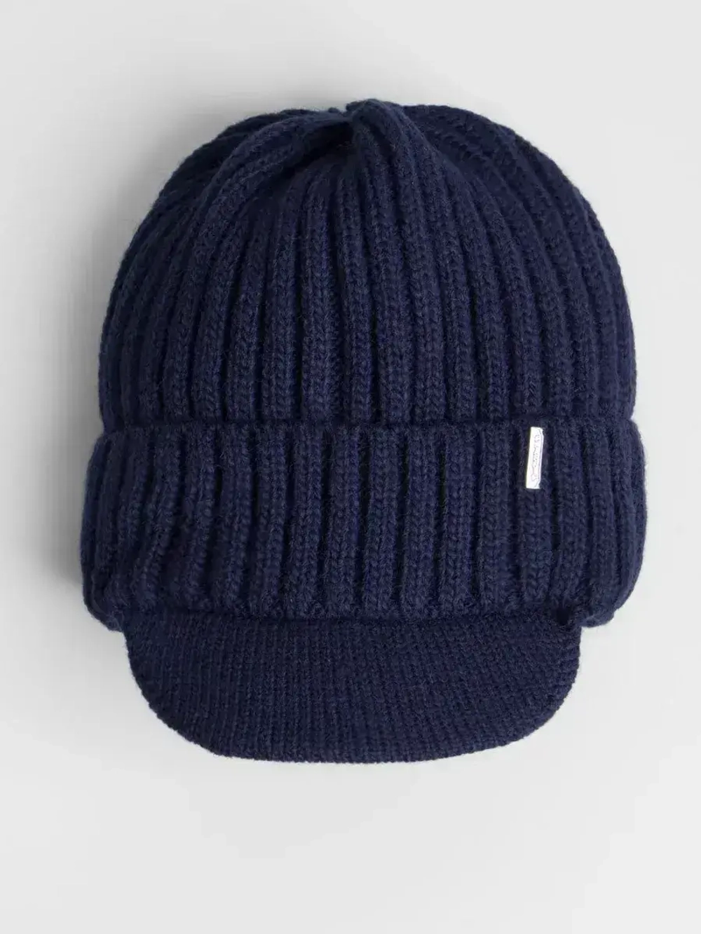 Шапка для мальчика с козырьком на осень