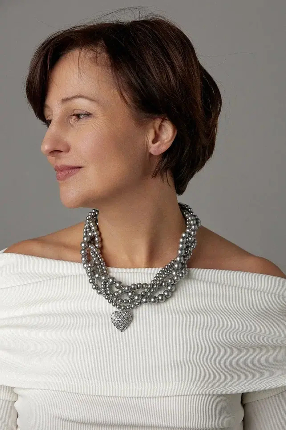 Колье "Одри" переплетеные нити серого жемчуга Майорка с большим сердцем из цирконов, оттенок серебро