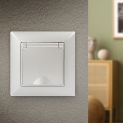 Розетка Intro Solo 4-203-06 с заземлением 2P+E Schuko с крышкой, 16А-250В, IP20, СУ, перламутр