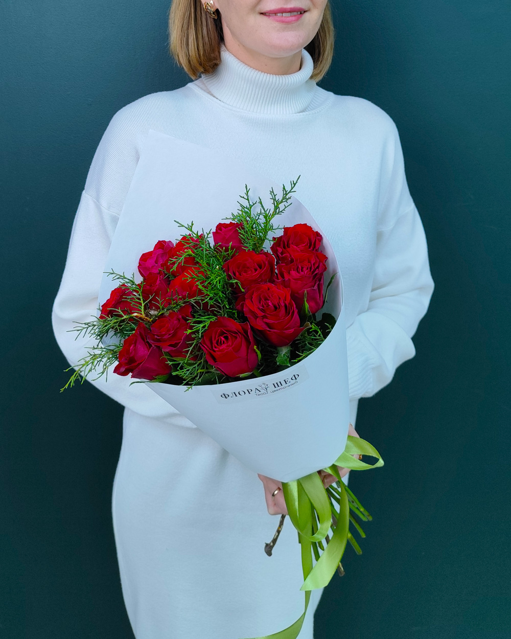 Роза красная с кипарисом(00405)