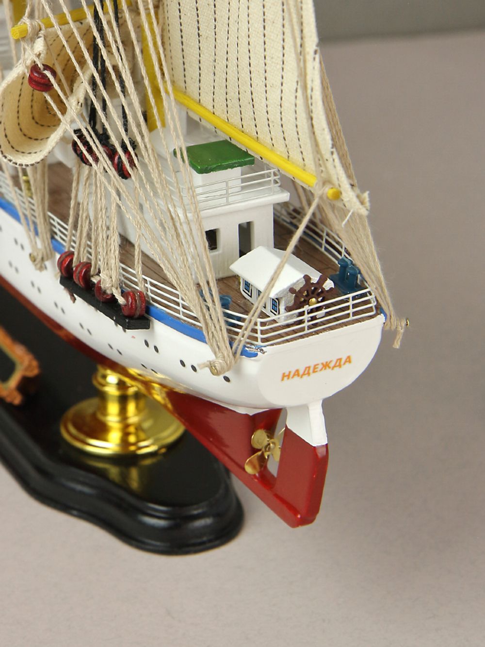 Meteor Lights Модель парусника Надежда, 52 см