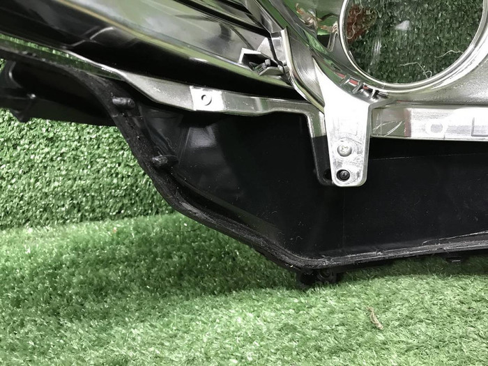 Стекло фары левое Toyota Camry xv70 (2017-2021)