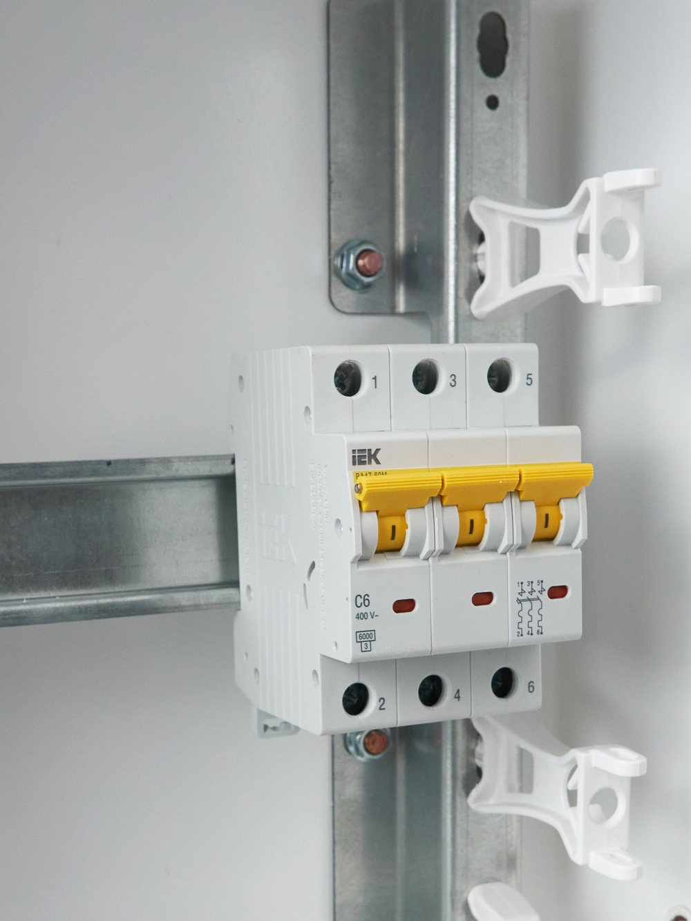 KARAT Автоматический выключатель ВА47-60M 3P C 6А 6кА IEK