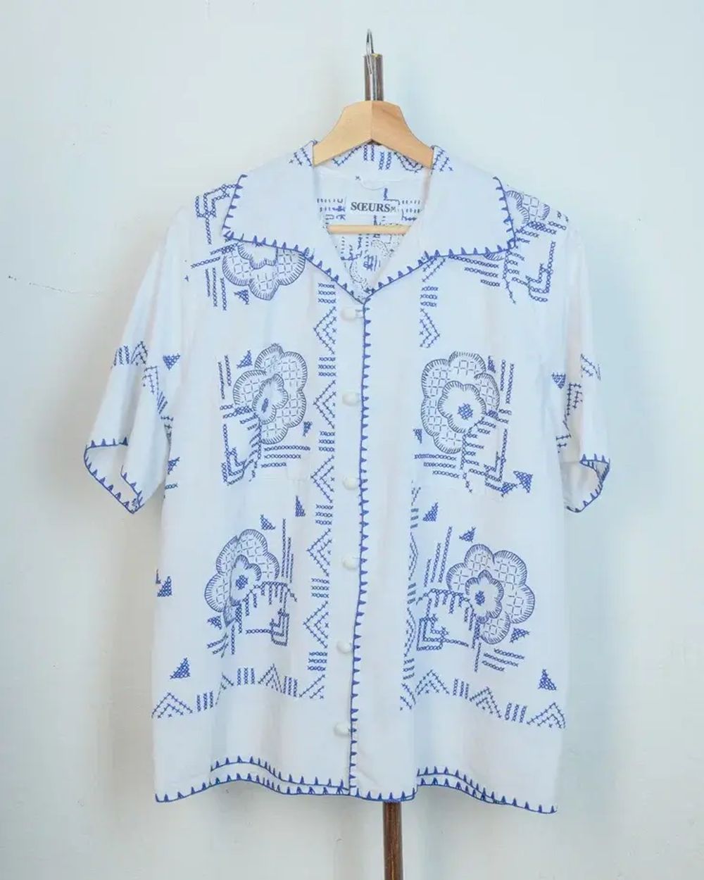 Рубашка Soeurs с Синими Вышитыми Цветами белая