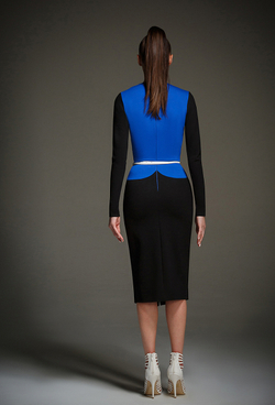 Трикотажное платье-футляр с графическими вставками