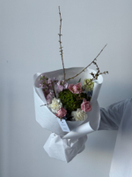 Букет из маттиолы, форзиции, тюльпанов, диантусов и оксипеталума