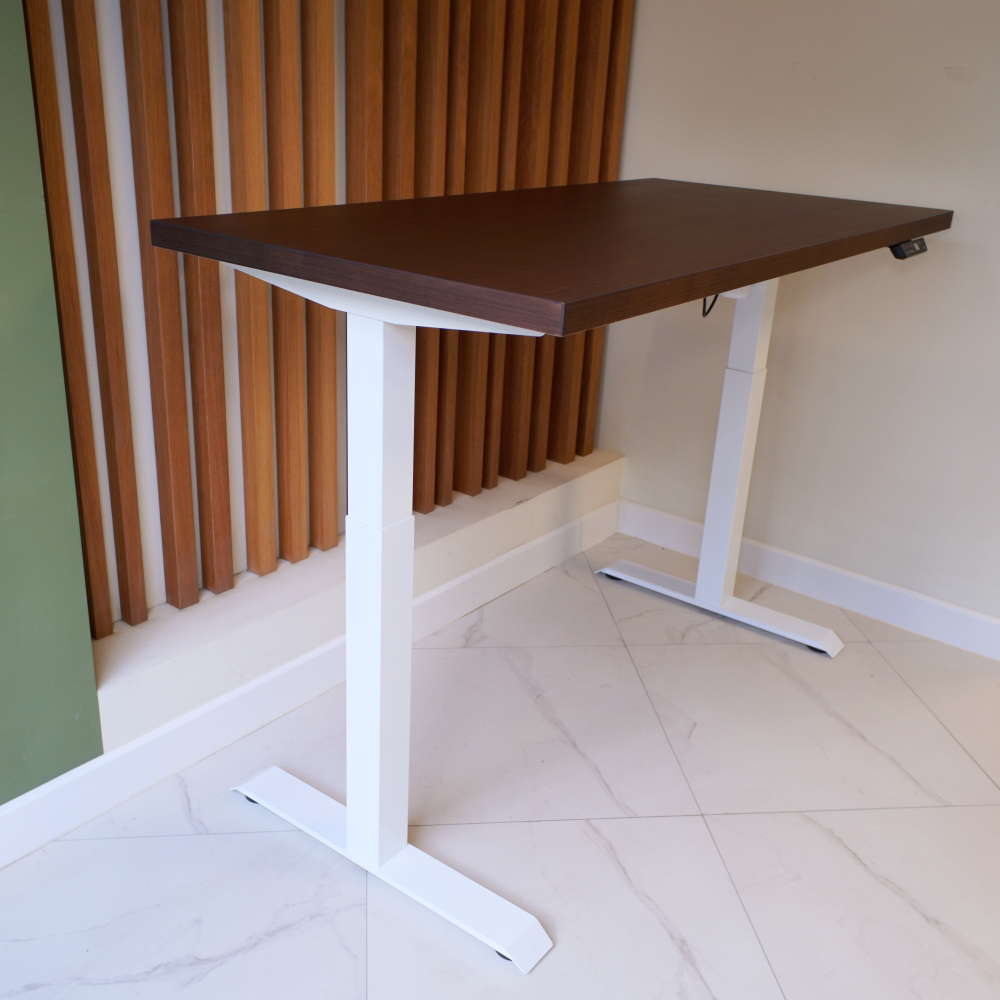 Регулируемый компьютерный стол Motor UP с регулировкой по высоте — столешница МДФ венге