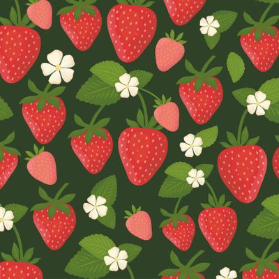 Клубника с цветами на зеленом фоне