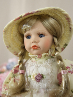 Кукла фарфоровая 12' на подставке
