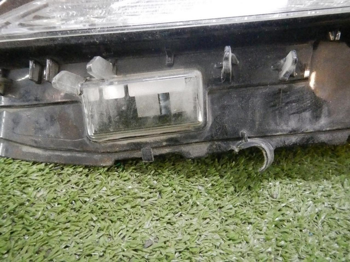 Стекло фары левое Toyota Camry xv70 (2017-2021)