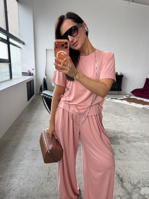 Костюм с силуэтной футболкой в нежно-розовом цвете