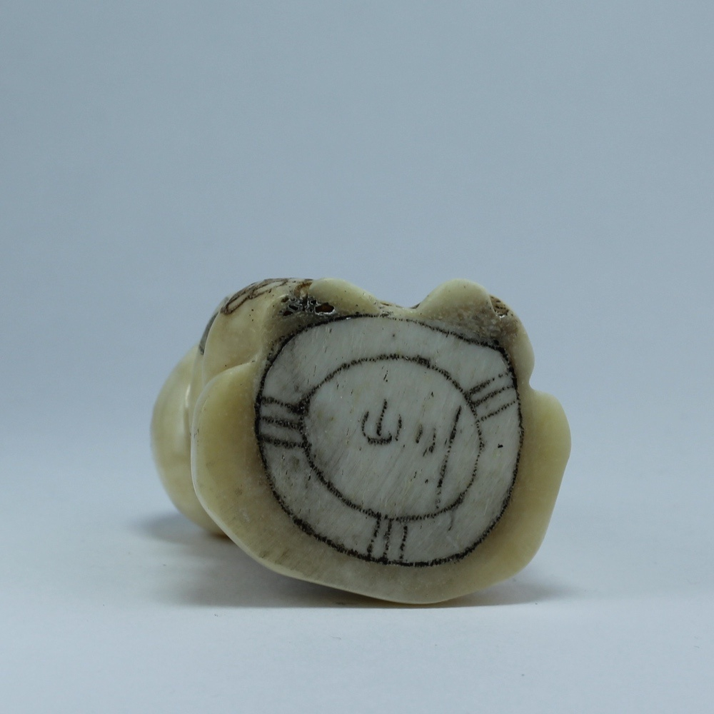 Нэцкэ Фукурокудзю с мешком риса на плече